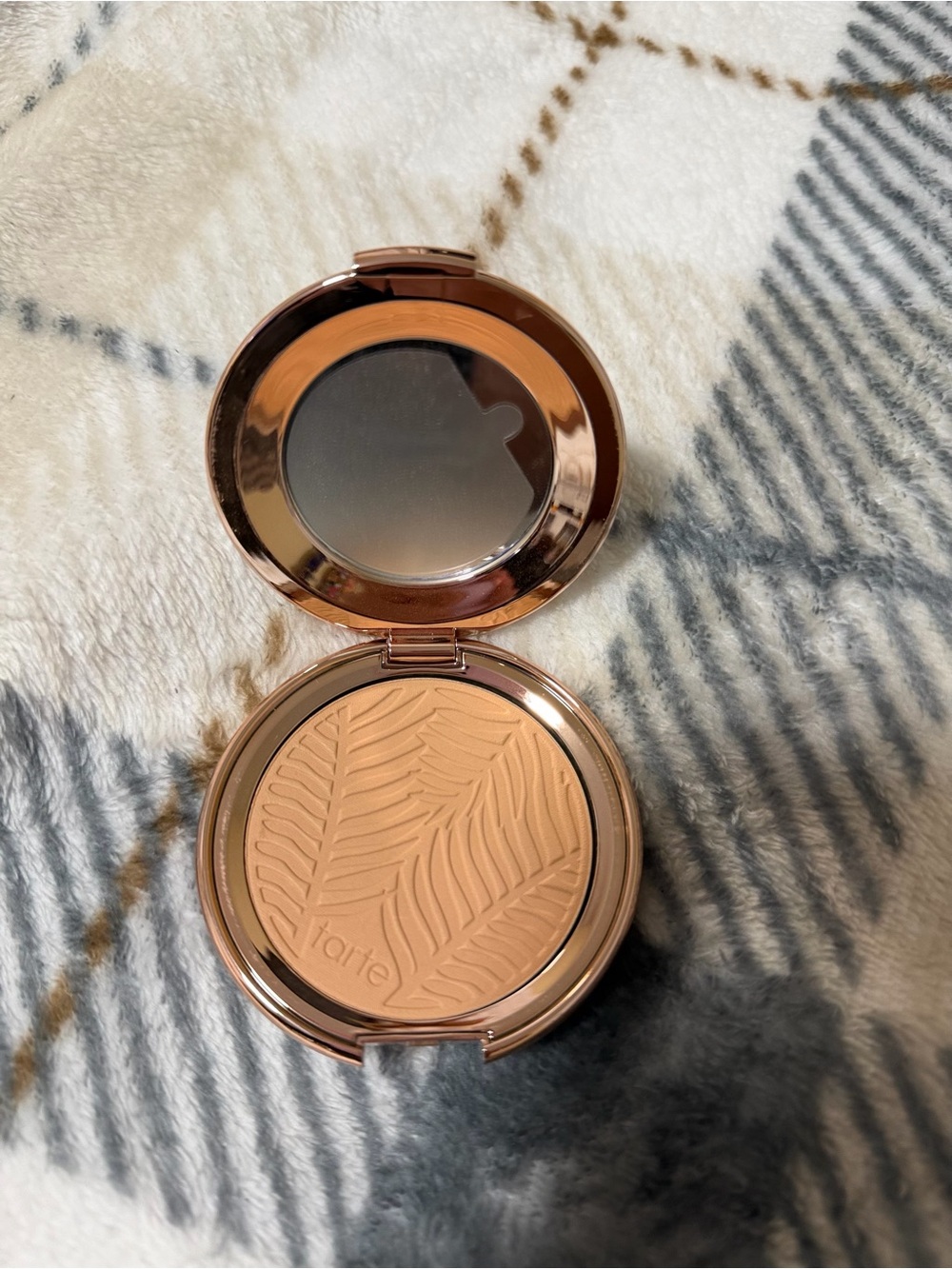 tarte Compact blurring powder in 32N medium neutral